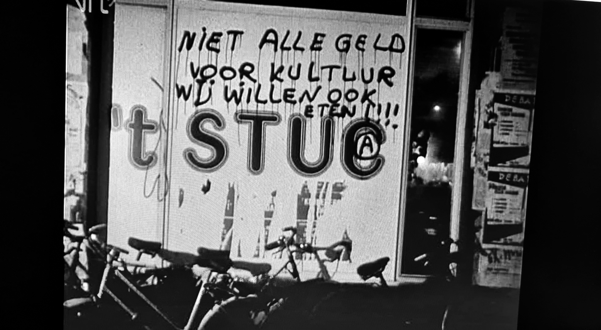 Graffiti op de gevel van 't Stuc: Niet alle geld voor kultuur, wij willen ook eten!