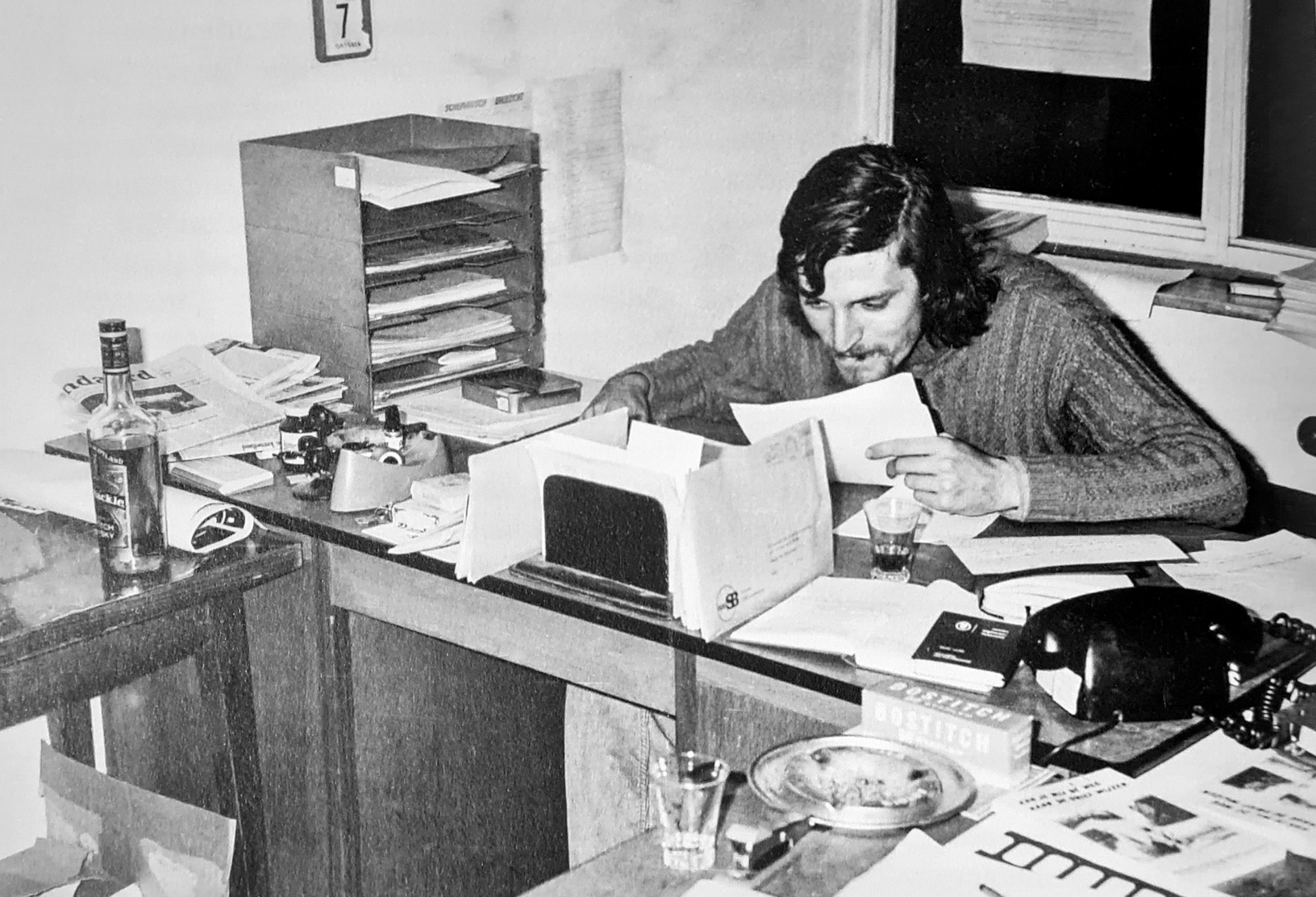 Archiefbeeld uit de vroege jaren van Stuc — werk aan het bureau